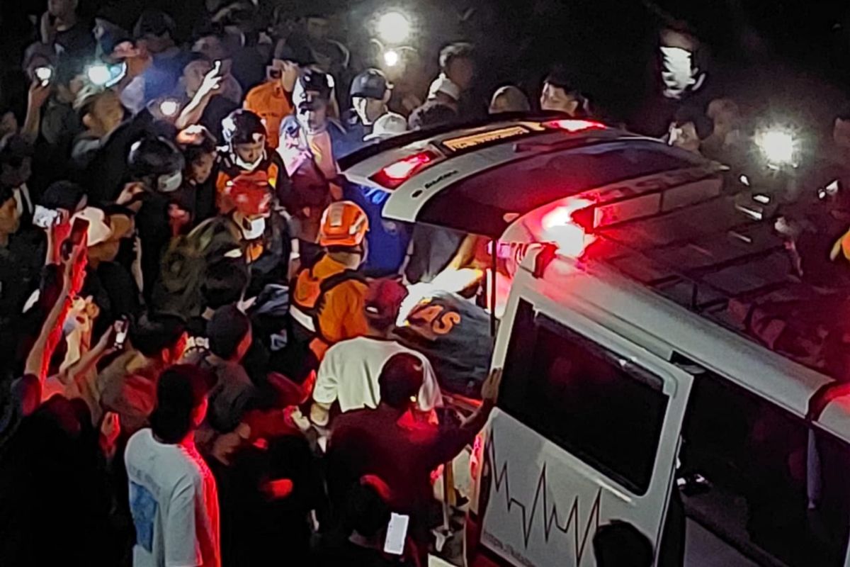 Tim SAR evakuasi korban tenggelam di Air Terjun Tibu Ijo Lombok Barat